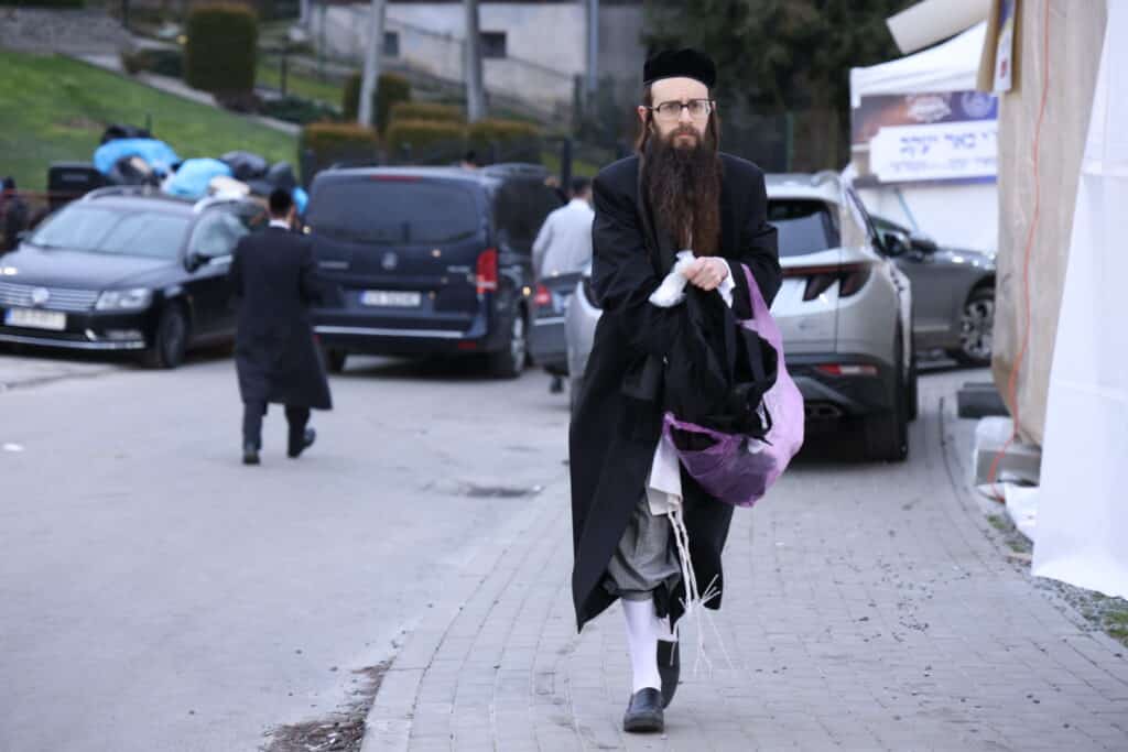 אלפי חסידים אצל רבי ר' אלימלך'ס