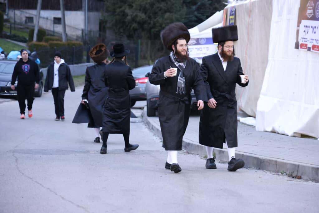 אלפי חסידים אצל רבי ר' אלימלך'ס