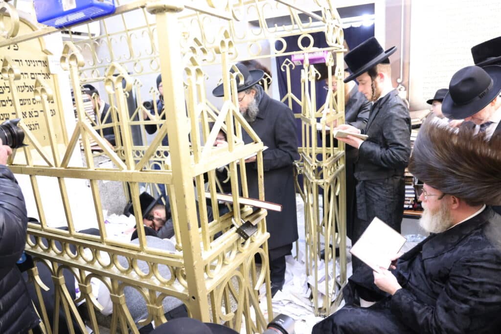 אלפי חסידים אצל רבי ר' אלימלך'ס