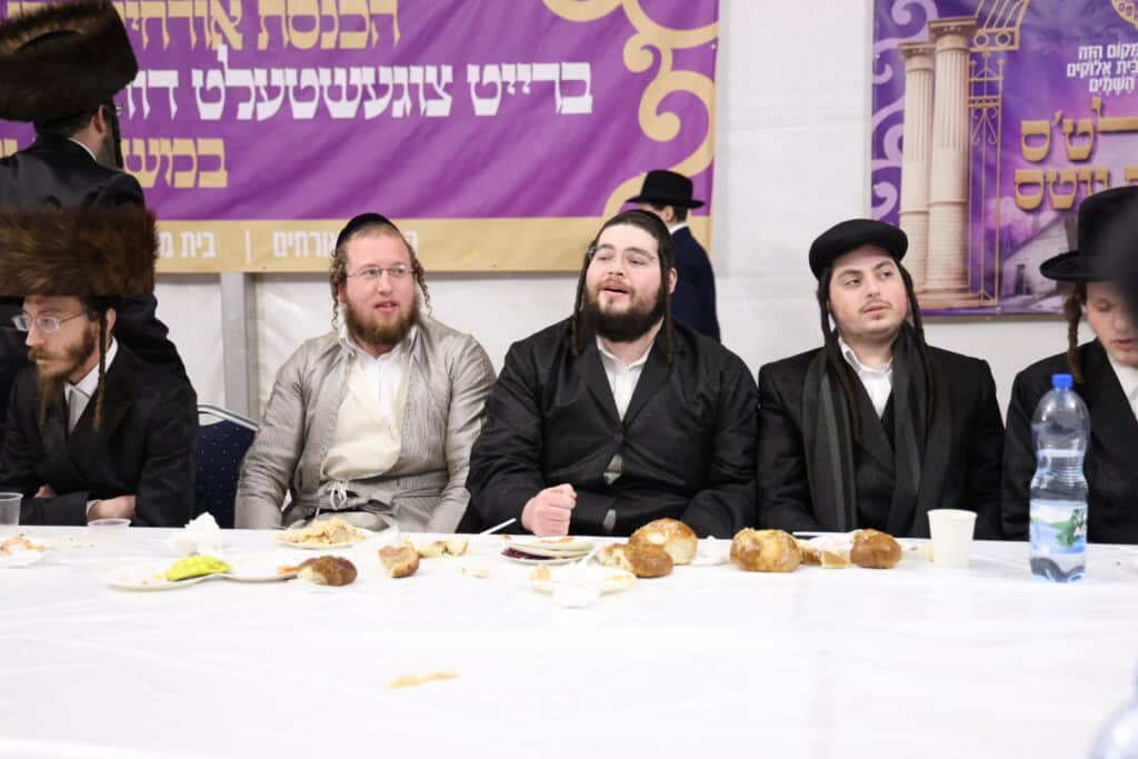 אלפי חסידים אצל רבי ר' אלימלך'ס