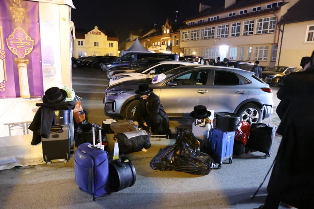 אלפי חסידים אצל רבי ר' אלימלך'ס