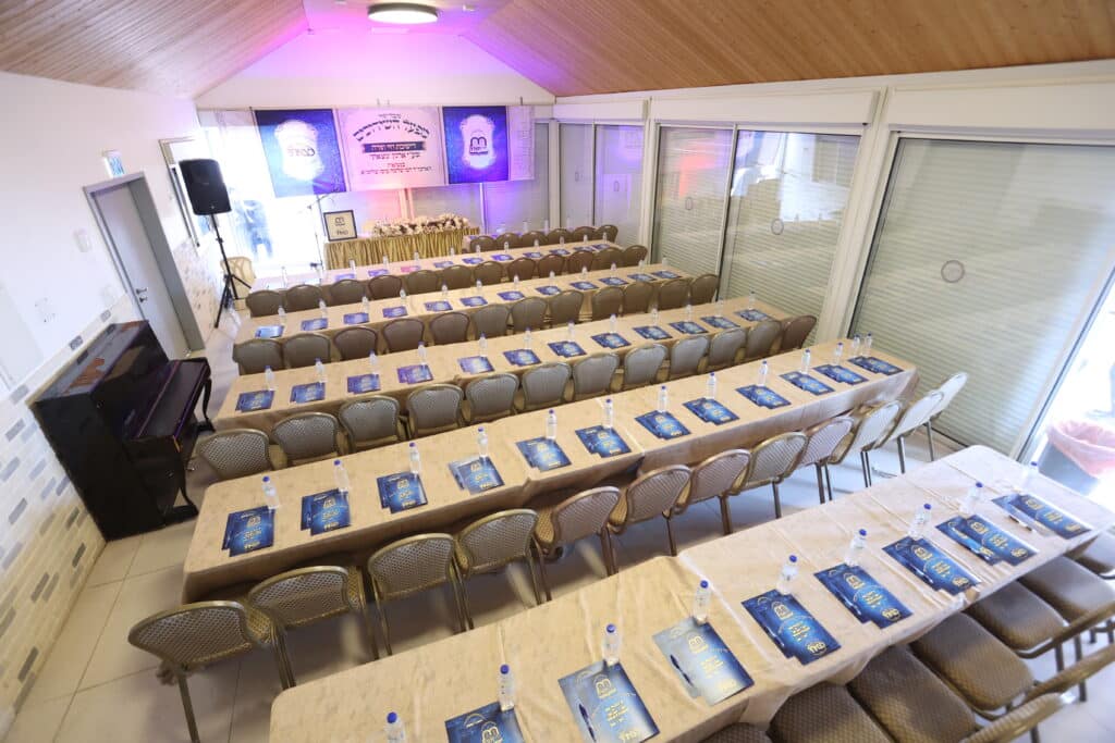 האדמו"ר הספרדי בירך את הבחורים החסידיים שיזכו לשידוך