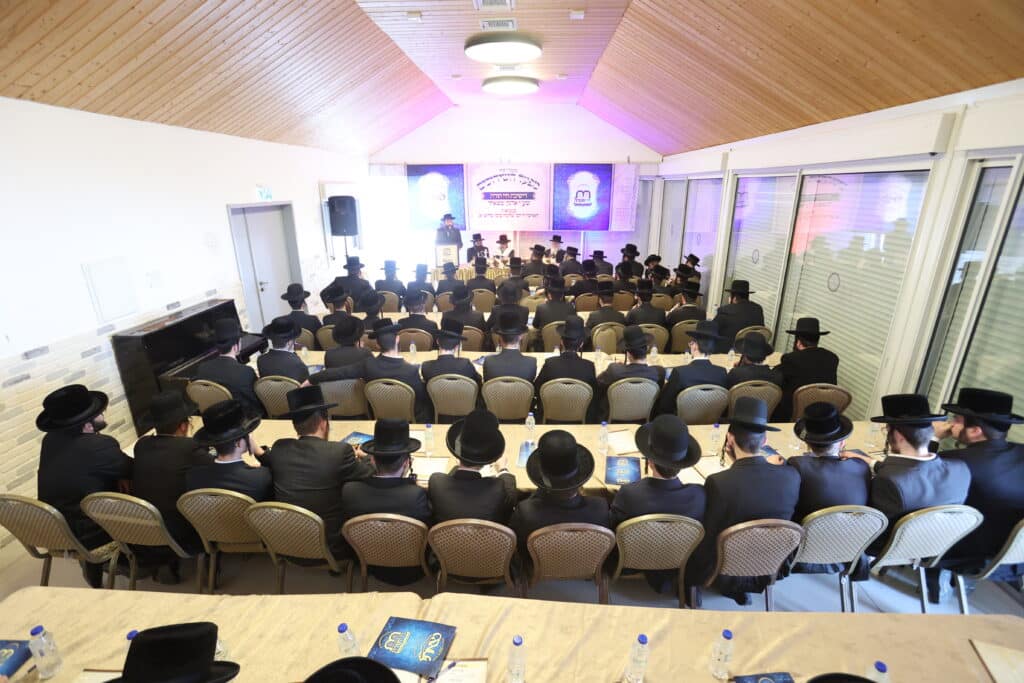 האדמו"ר הספרדי בירך את הבחורים החסידיים שיזכו לשידוך