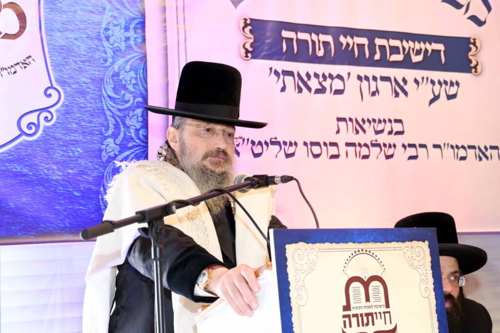 האדמו"ר הספרדי בירך את הבחורים החסידיים שיזכו לשידוך