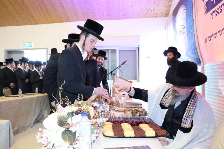 האדמו"ר הספרדי בירך את הבחורים החסידיים שיזכו לשידוך