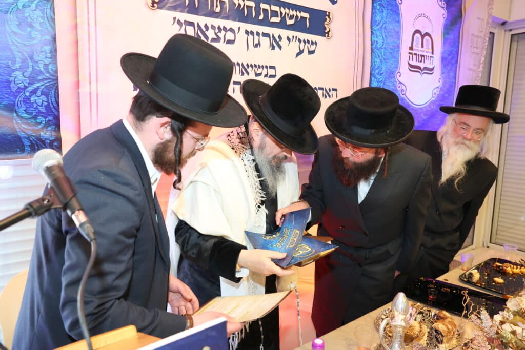 האדמו"ר הספרדי בירך את הבחורים החסידיים שיזכו לשידוך