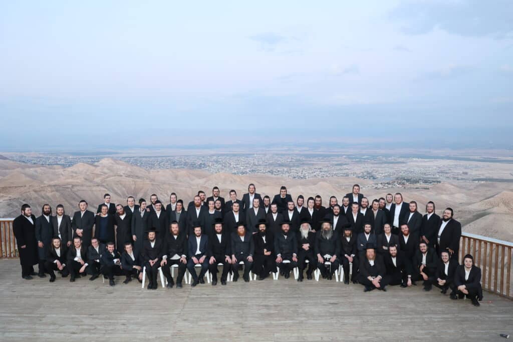 האדמו"ר הספרדי בירך את הבחורים החסידיים שיזכו לשידוך