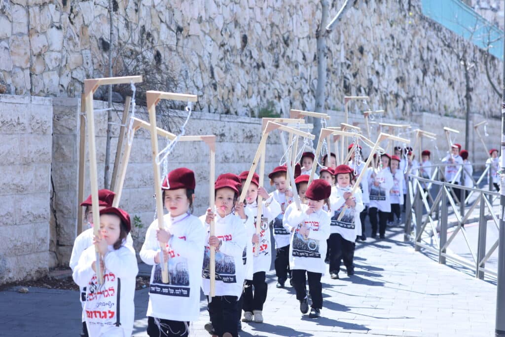 מחופשים עם אזיקים וחבל תליה: צעדת התחפושות של ילדי סטאמר