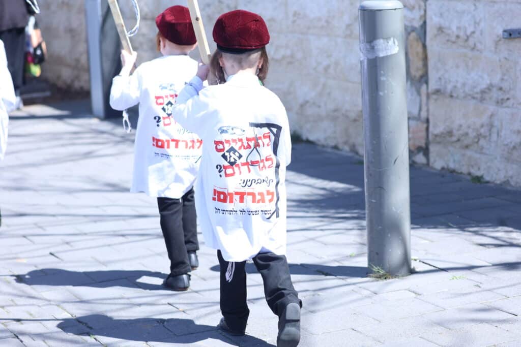 מחופשים עם אזיקים וחבל תליה: צעדת התחפושות של ילדי סטאמר