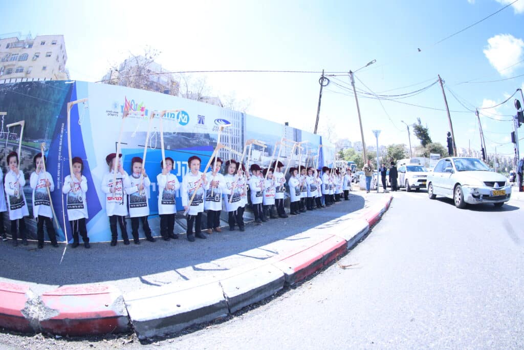 מחופשים עם אזיקים וחבל תליה: צעדת התחפושות של ילדי סטאמר