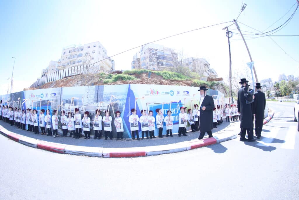 מחופשים עם אזיקים וחבל תליה: צעדת התחפושות של ילדי סטאמר