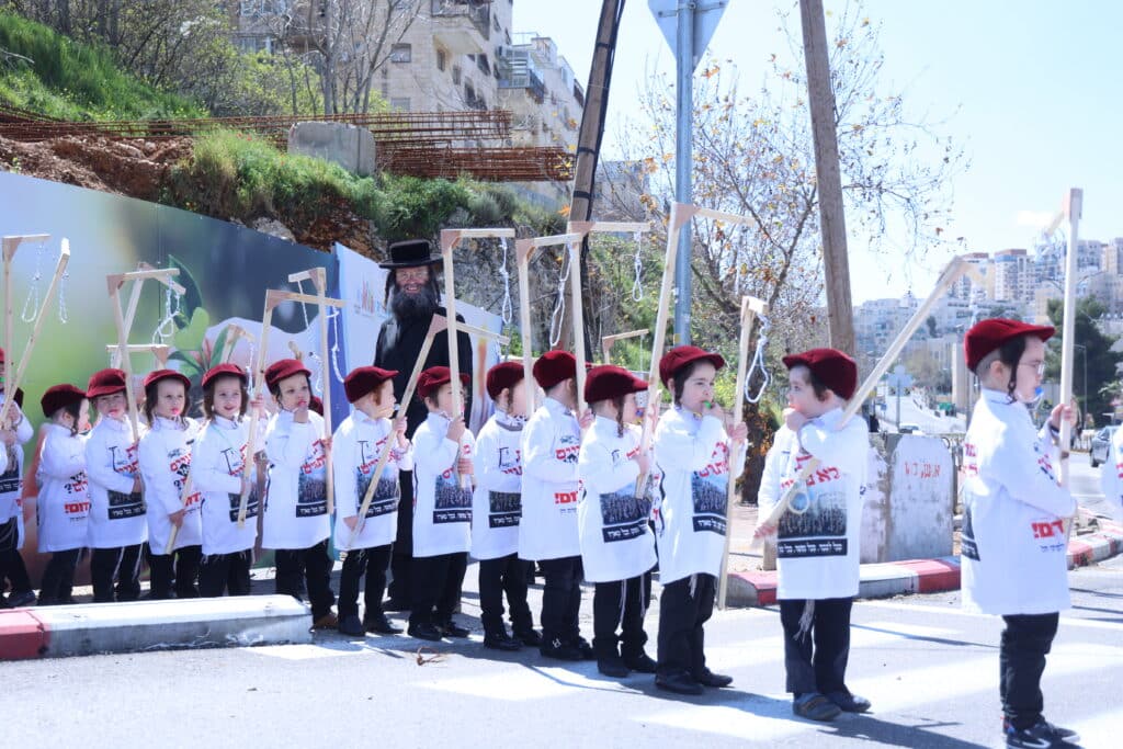 מחופשים עם אזיקים וחבל תליה: צעדת התחפושות של ילדי סטאמר