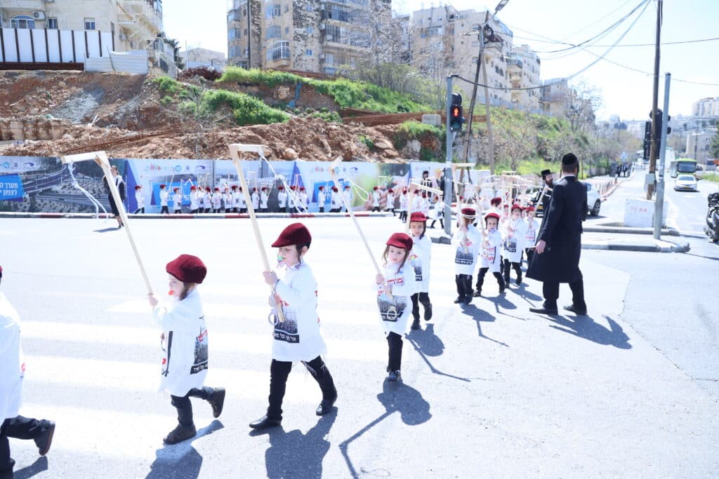 מחופשים עם אזיקים וחבל תליה: צעדת התחפושות של ילדי סטאמר