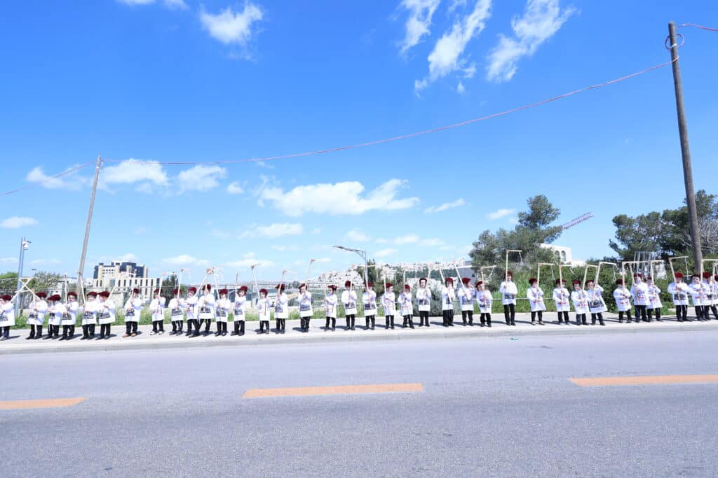 מחופשים עם אזיקים וחבל תליה: צעדת התחפושות של ילדי סטאמר