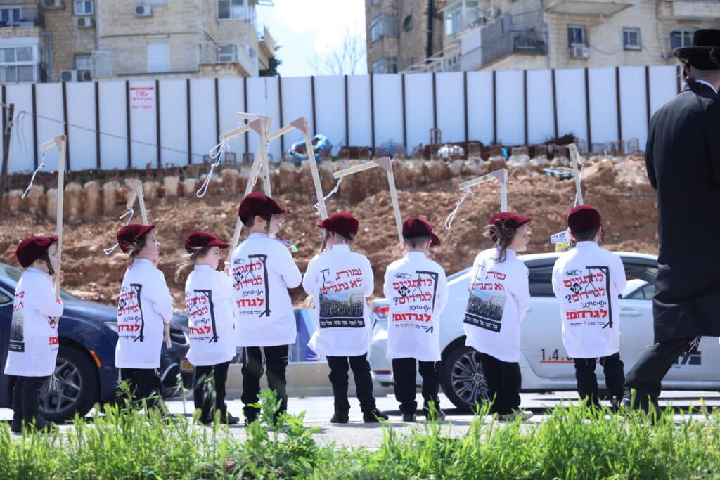 מחופשים עם אזיקים וחבל תליה: צעדת התחפושות של ילדי סטאמר
