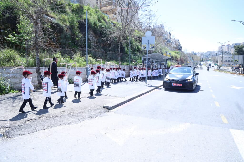 מחופשים עם אזיקים וחבל תליה: צעדת התחפושות של ילדי סטאמר