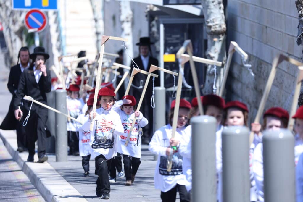 מחופשים עם אזיקים וחבל תליה: צעדת התחפושות של ילדי סטאמר