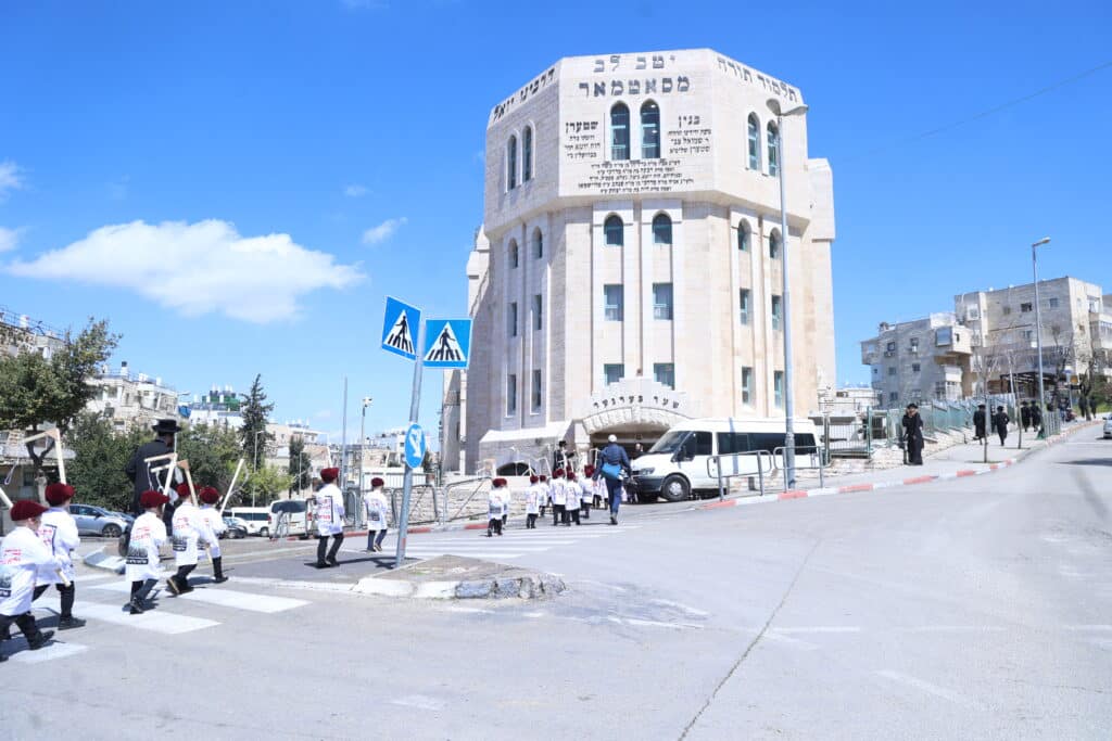 מחופשים עם אזיקים וחבל תליה: צעדת התחפושות של ילדי סטאמר