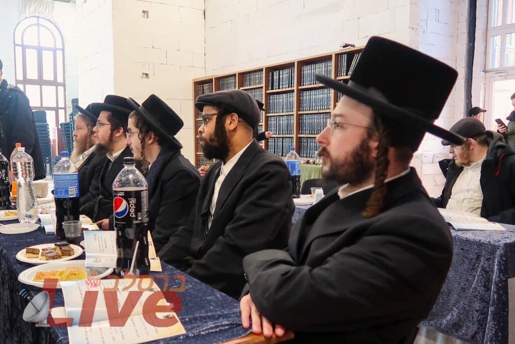 בצל המלחמה: מסיבת חומש באומן