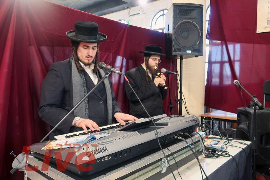 בצל המלחמה: מסיבת חומש באומן