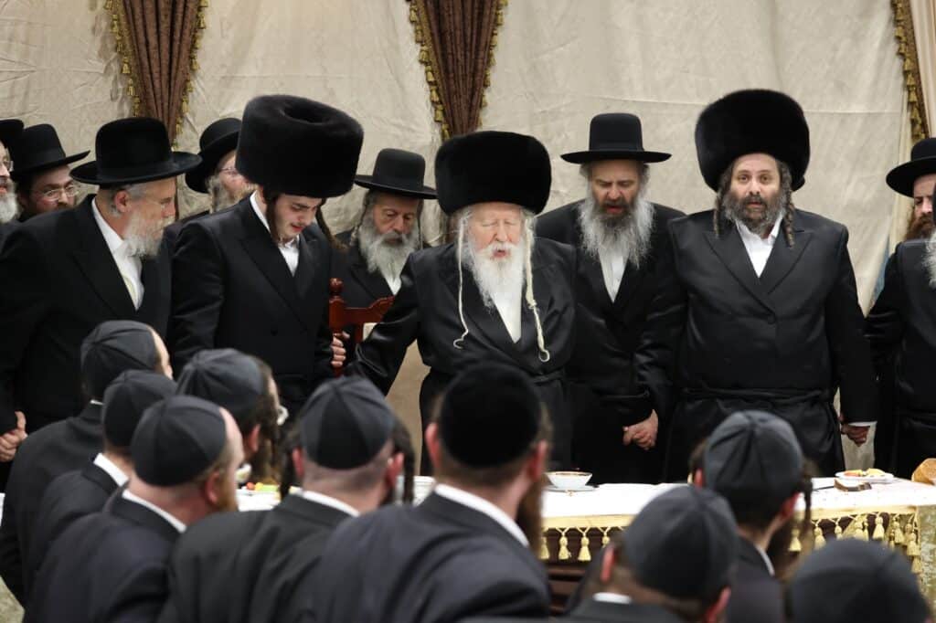 הרבי נעמד לריקוד עם היתומים: תיעוד סוחף משמחת בית גור