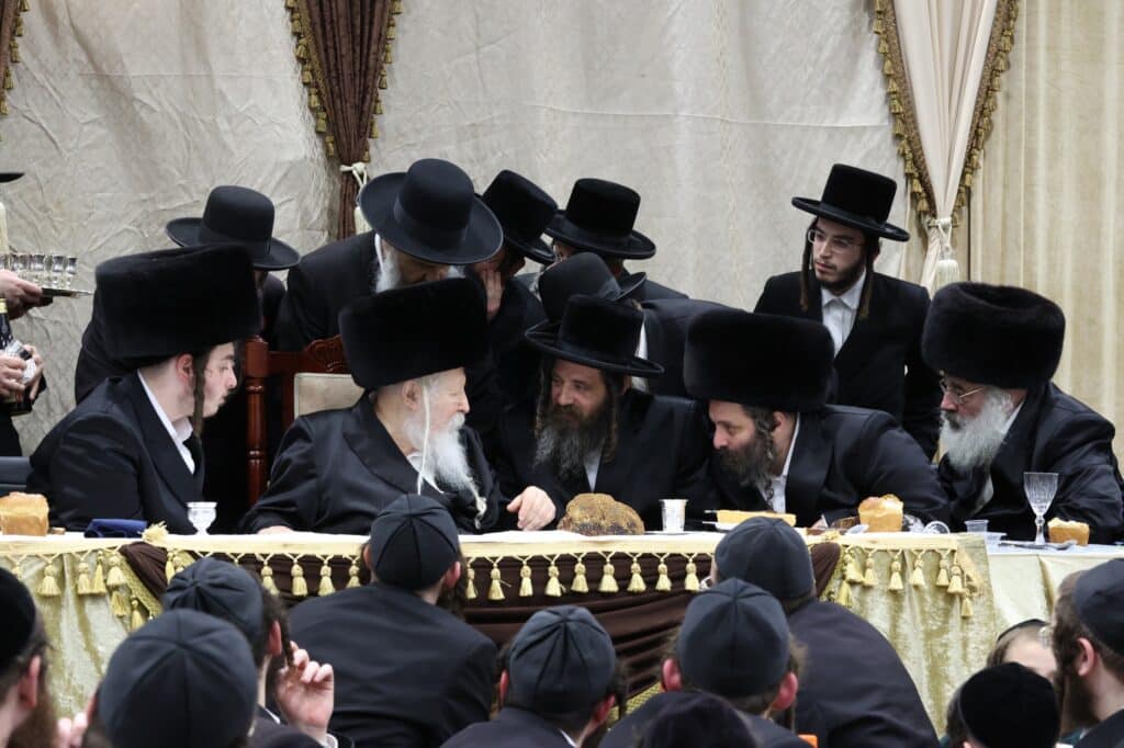 הרבי נעמד לריקוד עם היתומים: תיעוד סוחף משמחת בית גור