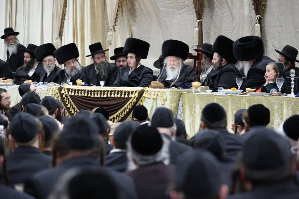 הרבי נעמד לריקוד עם היתומים: תיעוד סוחף משמחת בית גור