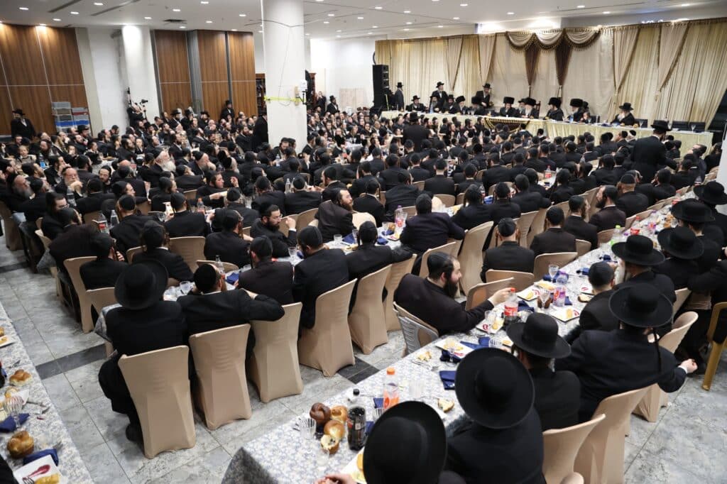 הרבי נעמד לריקוד עם היתומים: תיעוד סוחף משמחת בית גור