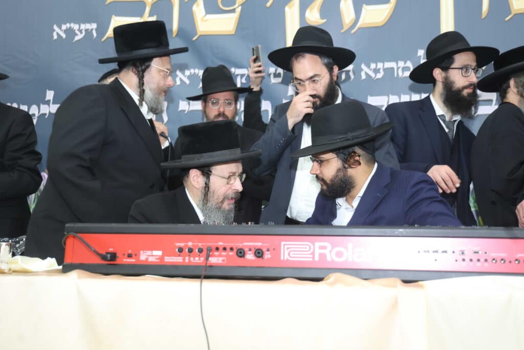 גלריה: המונים בהילולת ענק החסידות הרה"ק מקיטוב זי"ע