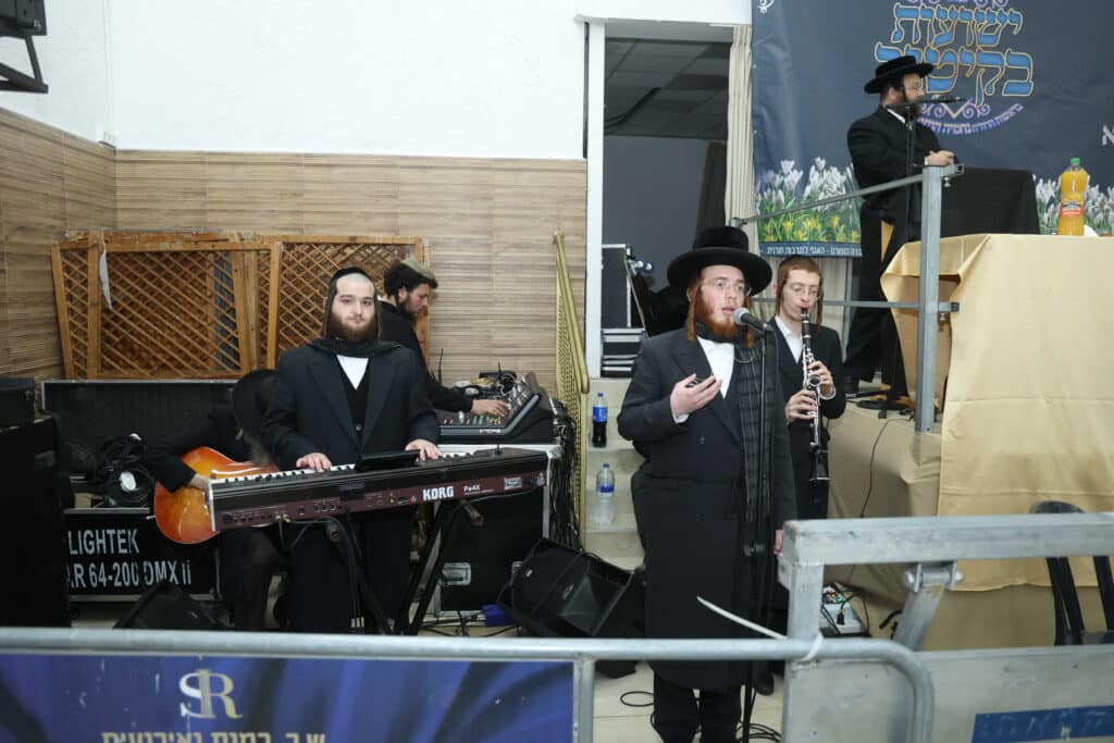 גלריה: המונים בהילולת ענק החסידות הרה"ק מקיטוב זי"ע