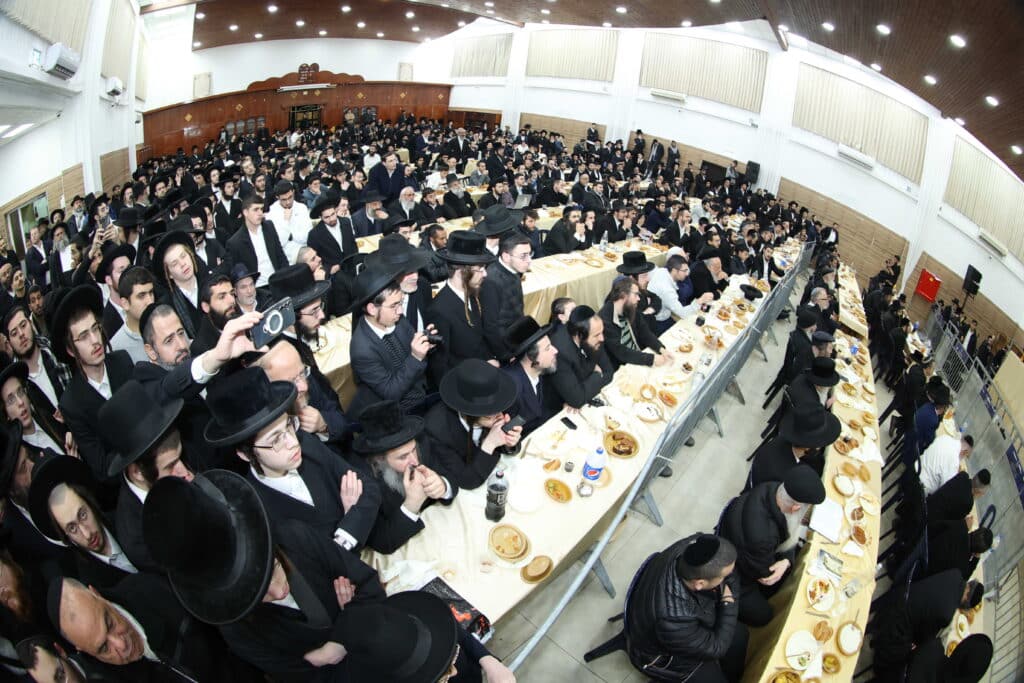 גלריה: המונים בהילולת ענק החסידות הרה"ק מקיטוב זי"ע