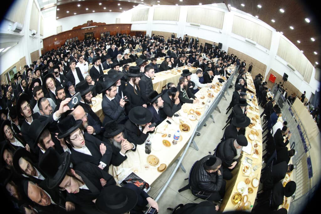 גלריה: המונים בהילולת ענק החסידות הרה"ק מקיטוב זי"ע