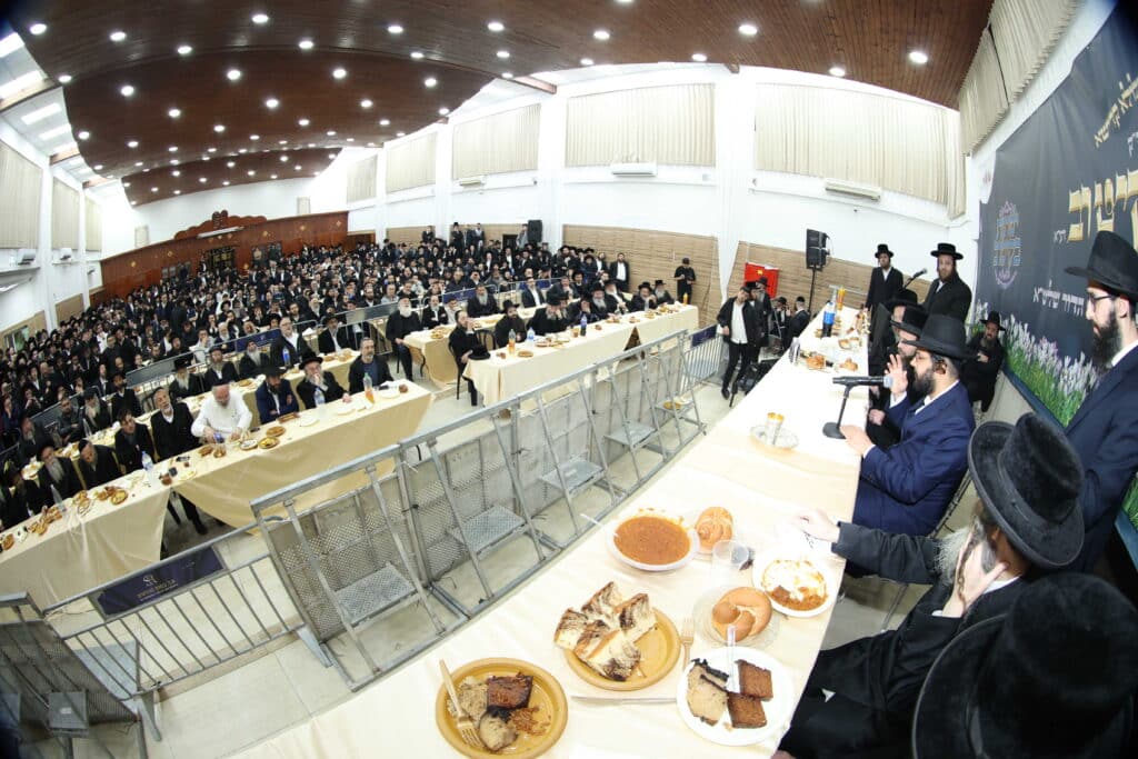 גלריה: המונים בהילולת ענק החסידות הרה"ק מקיטוב זי"ע