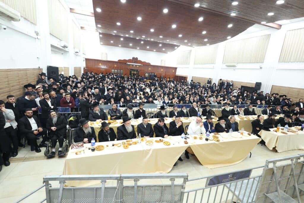 גלריה: המונים בהילולת ענק החסידות הרה"ק מקיטוב זי"ע