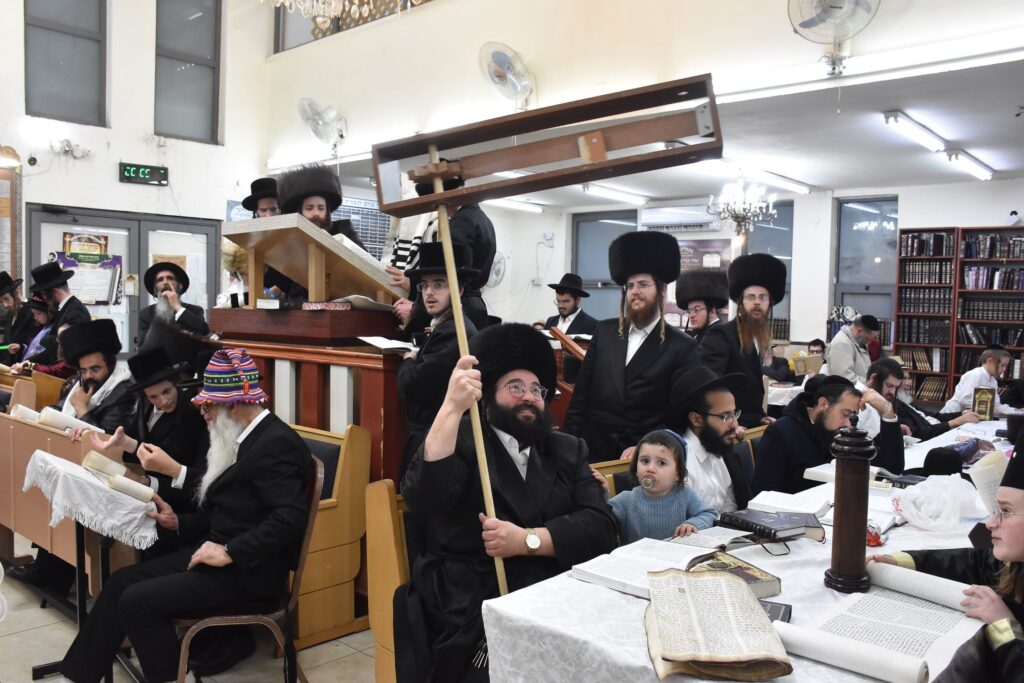 צפו בריקודים: כך חגגו פורים בחצר הקודש אשלג