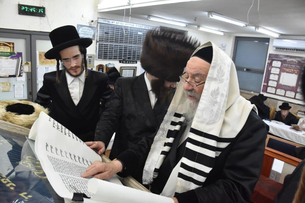 צפו בריקודים: כך חגגו פורים בחצר הקודש אשלג