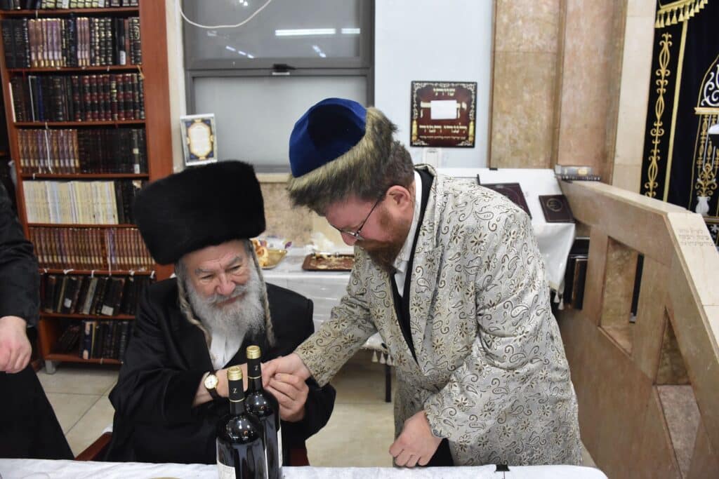 צפו בריקודים: כך חגגו פורים בחצר הקודש אשלג