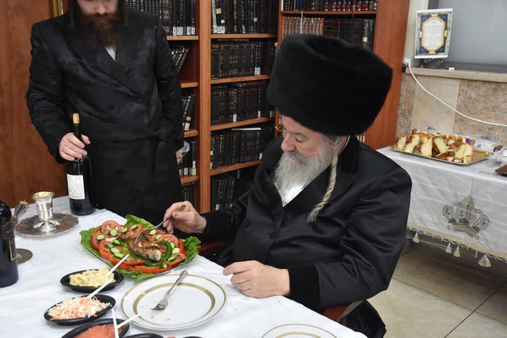 צפו בריקודים: כך חגגו פורים בחצר הקודש אשלג