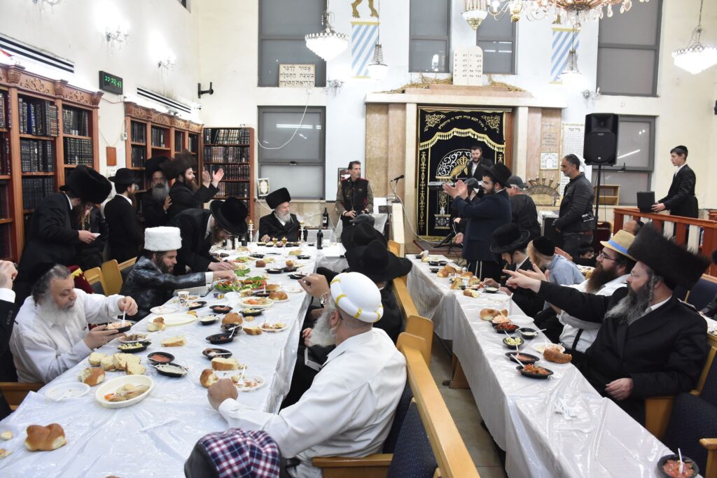 צפו בריקודים: כך חגגו פורים בחצר הקודש אשלג