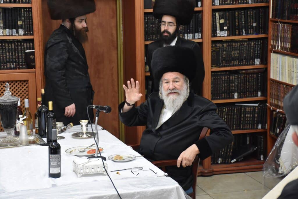 צפו בריקודים: כך חגגו פורים בחצר הקודש אשלג