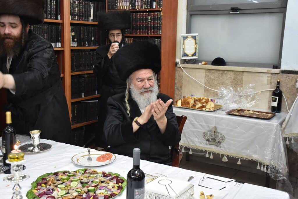 צפו בריקודים: כך חגגו פורים בחצר הקודש אשלג