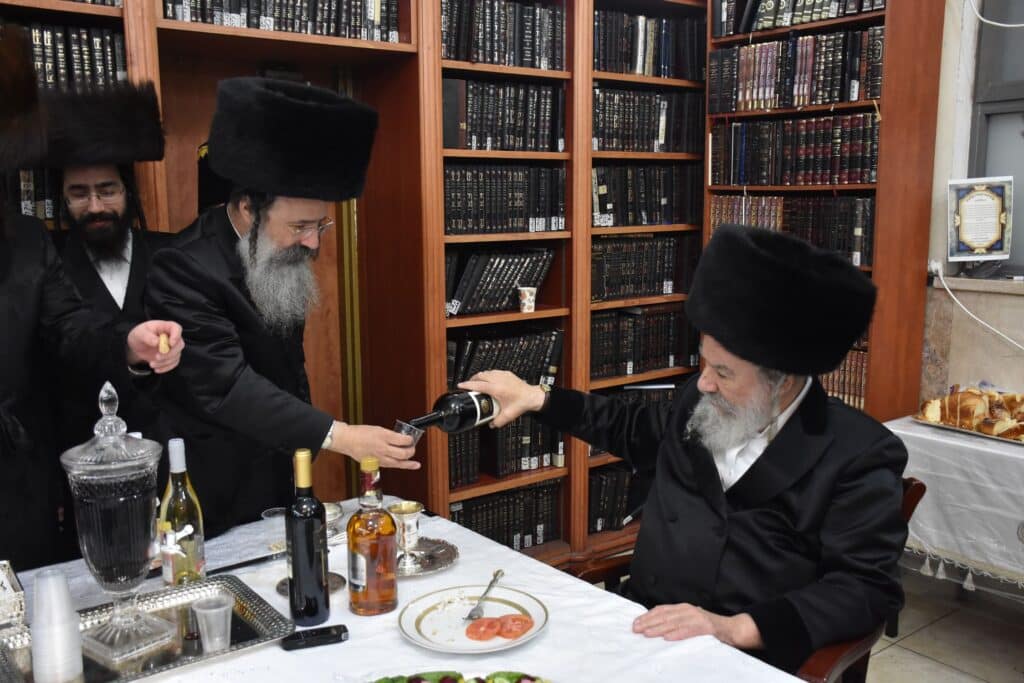 צפו בריקודים: כך חגגו פורים בחצר הקודש אשלג