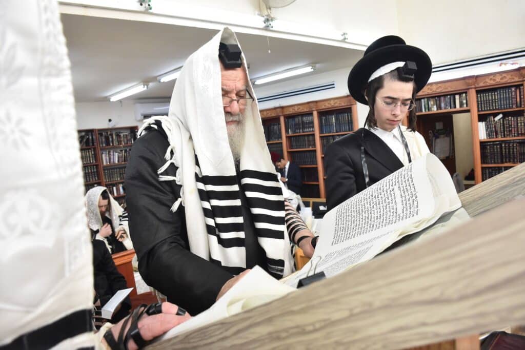 צפו בריקודים: כך חגגו פורים בחצר הקודש אשלג