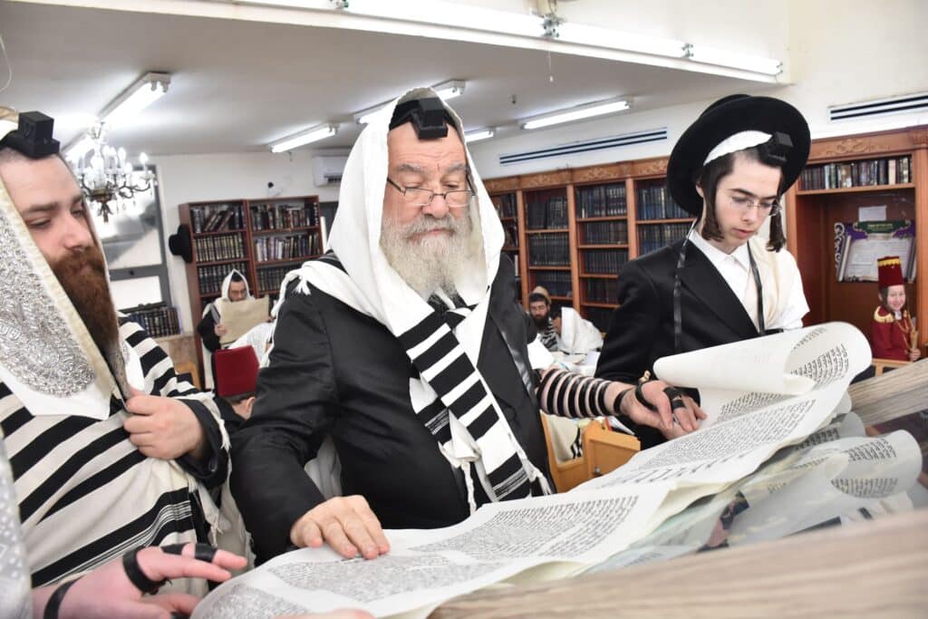 צפו בריקודים: כך חגגו פורים בחצר הקודש אשלג