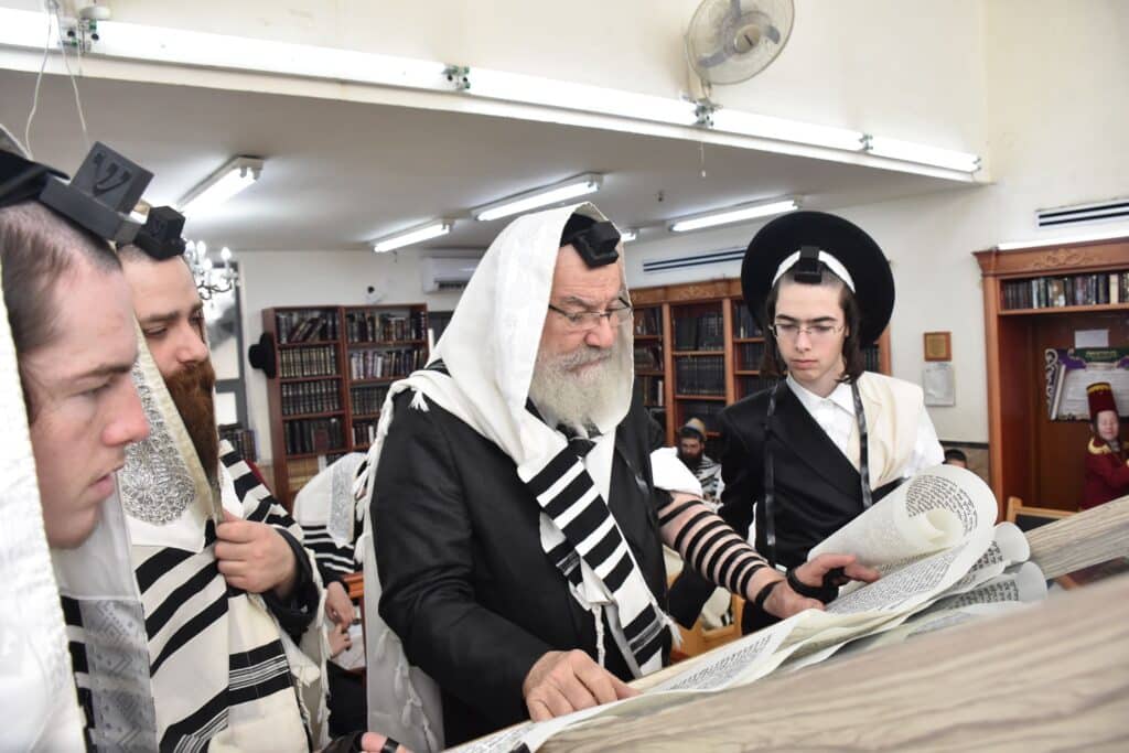 צפו בריקודים: כך חגגו פורים בחצר הקודש אשלג