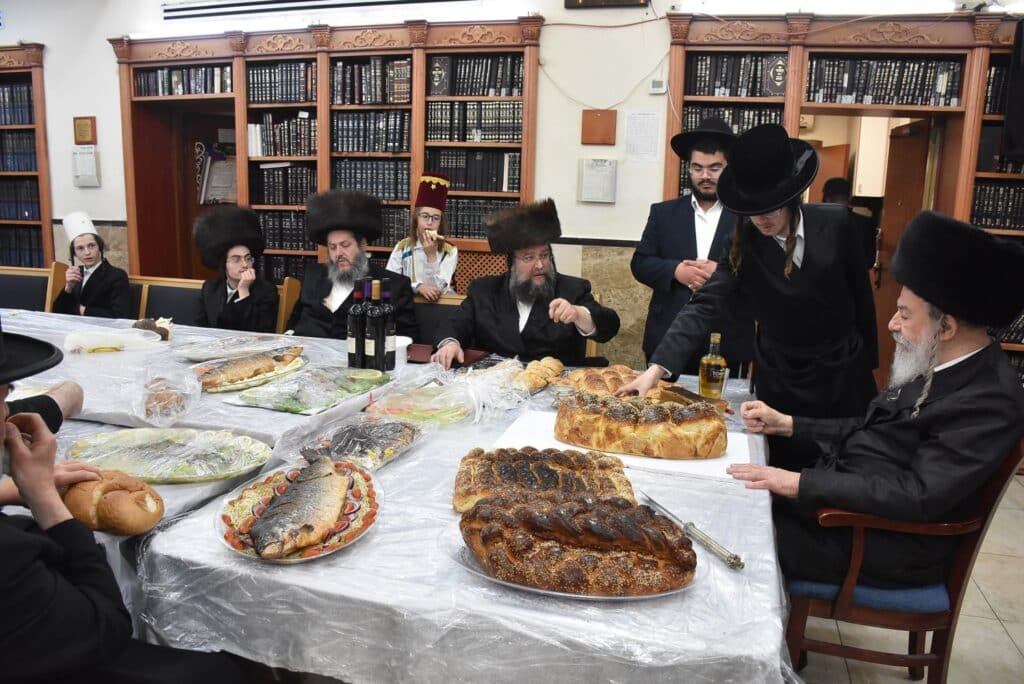 צפו בריקודים: כך חגגו פורים בחצר הקודש אשלג