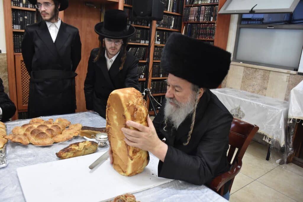 צפו בריקודים: כך חגגו פורים בחצר הקודש אשלג