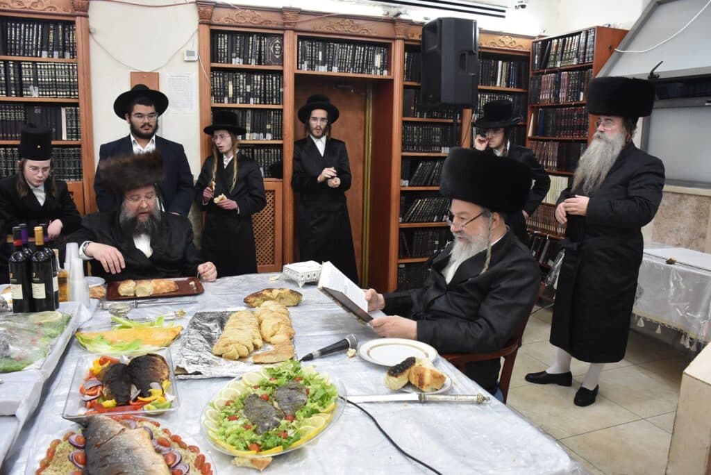 צפו בריקודים: כך חגגו פורים בחצר הקודש אשלג