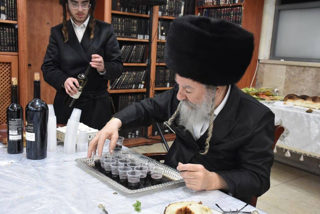 צפו בריקודים: כך חגגו פורים בחצר הקודש אשלג