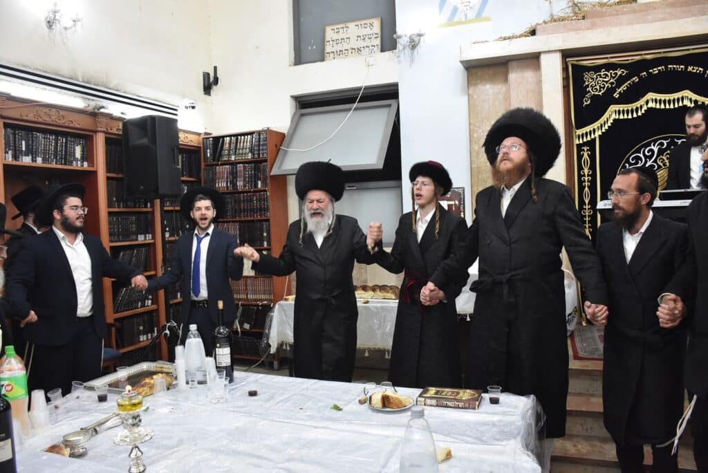 צפו בריקודים: כך חגגו פורים בחצר הקודש אשלג